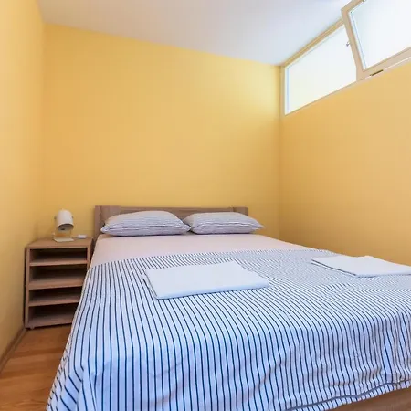 Apartment Yellow Duck - City Center Makarska Exterior photo